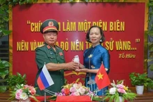 El mayor general Luu Trong Lu, presidente de la Asociación de Veteranos de Guerra de la provincia de Dien Bien, entrega la vasija de tierra a Vu Thi Tuyet Nga, directora del Museo de la Victoria de Dien Bien Phu. (Fotografía: VNA)