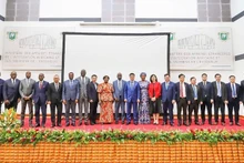 El vicepresidente de la Asamblea Nacional de Vietnam Vu Hong Thanh y los delegados a la cita. (Foto: VNA)