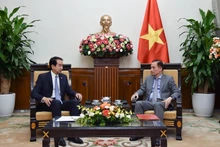 El ministro interino vietnamita de Relaciones Exteriores, Le Hoai Trung, recibe al embajador de China en Vietnam, He Wei. (Foto: Ministerio de Relaciones Exteriores de Vietnam)