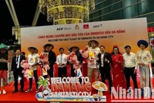 Acto de bienvenida al primer vuelo desde Dubái hacia Da Nang. (Fotografía: Nhan Dan)