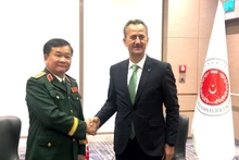 El teniente general Hoang Xuan Chien (izquierda), miembro del Comité Central del Partido Comunista de Vietnam, integrante de la Junta Permanente de la Comisión Militar Central y viceministro de Defensa, se reúne con el presidente de la Agencia de la Industria de Defensa de Turquía, Haluk Görgün. (Foto: Nhan Dan)