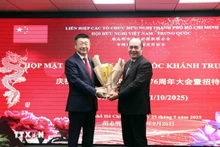 Ho Xuan Lam (derecha), vicepresidente y secretario general de la Asociación de Amistad Vietnam-China en Ciudad Ho Chi Minh, y el cónsul general de China en Ciudad Ho Chi Minh, Tang Li. (Foto: VNA)