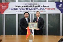 El rector de la EPU, Dinh Van Chau, y su par de la UST, Dae-Im Kang. (Fotografía: daibieunhandan.vn)