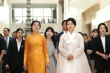 Ngo Phuong Ly (izquierda), esposa del secretario general del Partido Comunista de Vietnam, To Lam, y la primera dama surcoreana, Kim Hye Kyung, visitan el Museo Nacional de Corea. (Foto: VNA)