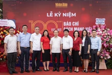 [Foto] Continúan las felicitaciones a Nhan Dan en ocasión de Día de la Prensa Revolucionaria
