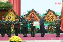 El secretario general del Partido Comunista de Vietnam, To Lam, entrega el título “Héroe de las Fuerzas Armadas Populares” al Estado Mayor General del Ejército Popular de Vietnam.