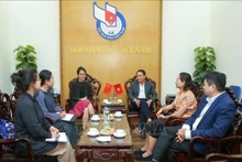 El vicepresidente permanente de la Asociación de Periodistas de Vietnam, Nguyen Duc Loi, recibe a la delegación china, encabezada por la responsable de redes sociales del Centro de Cooperación Internacional del Grupo de la Prensa Diaria de Yunnan, Wang Huan. (Foto: VNA)