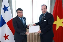 El embajador de Vietnam en México y concurrente en Panamá, Nguyen Van Hai (izquierda), presenta las cartas credenciales al presidente de Panamá, José Raúl Mulino Quintero. (Foto: VNA)