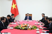 [Foto] Premier vietnamita sostiene llamada telefónica con su homólogo camboyano
