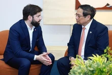 El primer ministro de Vietnam, Pham Minh Chinh (derecha), se reúne con el presidente de Chile, Gabriel Boric Font, en Río de Janeiro. (Fotografía: VGP)