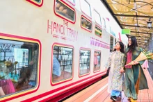 [Foto] Turistas fascinados por ruta ferroviaria a las cinco puertas de Hanói