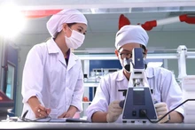 En el laboratorio de la fábrica farmacéutica CVI Pharma, en el parque de alta tecnología de Hoa Lac. (Foto: hanoimoi.vn)
