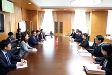 Panorama de la reunión entre el vice primer ministro vietnamita Le Thanh Long y la ministra de Educación, Cultura, Deportes, Ciencia y Tecnología de Japón, Abe Toshiko. (Foto: VNA)