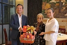 El embajador de Vietnam en Laos, Nguyen Minh Tam, entrega obsequios a varias familias connacionales con servicios meritorios a la Revolución en ambos países. (Foto facilitada por colaboradores)