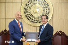 El embajador de los EAU en Vietnam, Bader Almatrooshi (izquierda), y el vicepresidente del Comité Popular provincial Nguyen Hong Thanh en la reunión. (Foto: VNA)