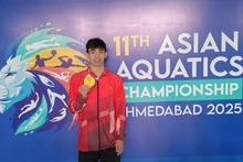 El nadador Nguyen Huy Hoang y su primera medalla de oro en un campeonato asiático. (Foto: thethaovanhoa.vn)
