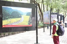 Habitantes de la Ciudad de México observan fotografías de la exposición. (Foto: VNA)