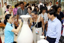 Visitantes internacionales exploran cerámica vietnamita de Chu Dau