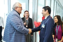 El viceministro vietnamita de Relaciones Exteriores Le Anh Tuan recibe al presidente del Parlamento neozelandés, Gerry Brownlee, en el aeropuerto internacional de Noi Bai, en Hanói. (Foto: VNA)