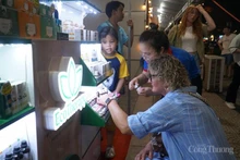 [Foto] Turistas foráneos muestran gran interés en productos agrícolas vietnamitas