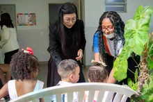 Le Thi Bich Tran, esposa del primer ministro de Vietnam, Pham Minh Chinh, visita el Centro de Bienestar Social Dona Meca en la ciudad de Río de Janeiro. (Fotografía: VNA)