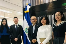 El embajador de El Salvador en Vietnam, Rubén Omar Orozco Burgos (centro), y delegados al acto de entrega. (Foto: Khac Kien)