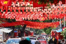 La calle de Hang Ma, en el barrio de Hoan Kiem (Hanói), está cubierta de banderas rojas con estrellas doradas. (Foto: VNA)
