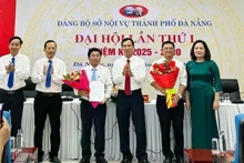 El Comité del Partido Comunista de Vietnam en el Servicio de Asuntos Internos de Da Nang anuncia la creación de la célula del Partido en la zona especial de Hoang Sa el 16 de junio. (Fotografía: Nhan Dan)