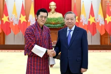 El secretario general del Partido Comunista de Vietnam, To Lam (derecha), y el rey de Bután, Jigme Khesar Namgyel Wangchuck. (Foto: Nhan Dan)