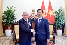 El viceministro de Relaciones Exteriores vietnamita Ngo Le Van se reúne con Pedro Oliveira, miembro de la Comisión de Relaciones Internacionales del Partido Comunista de Brasil y secretario general de la Asociación de Amistad Brasil-Vietnam. (Foto: VNA)