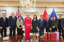 La gobernadora de Australia, Sam Mostyn (de traje rojo), posa junto al embajador de Vietnam ante el país oceánico, Pham Hung Tam, y los cónsules generales de Vietnam en las ciudades de Sídney y Perth. (Foto: Embajada de Vietnam en Australia)
