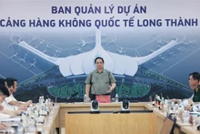 El primer ministro de Vietnam, Pham Minh Chinh, habla en la reunión de trabajo con los contratistas y unidades de construcción. (Foto: VNA)