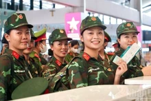 [Foto] Vuelo especial de 360 oficiales del desfile A80 a Ciudad Ho Chi Minh