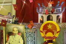 La imagen del Presidente Ho Chi Minh está colocada solemnemente en el espacio “Vietnam: el país y la gente”. (Fotografía: baoquocte.vn)