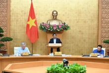 [Foto] Premier vietnamita preside reunión gubernamental de agosto