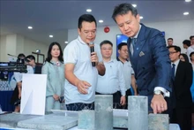 El director general de la Organización Mundial de la Propiedad Intelectual, Daren Tang, y el viceministro de Ciencia y Tecnología de Vietnam Hoang Minh. (Foto: VNA)