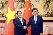 El primer ministro vietnamita, Pham Minh Chinh (izquierda), y Wang Huning, miembro del Comité Permanente del Buró Político del Comité Central del Partido Comunista de China y presidente del Comité Nacional de la Conferencia Consultiva Política del Pueblo Chino. (Foto: VNA)