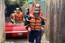 Las fuerzas competentes apoyan a pobladores afectados por las inundaciones. (Foto: VNA)