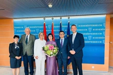 Vu Le Thai Hoang, embajador de Vietnam en Austria (segundo desde la derecha), posa junto a la gobernadora de Baja Austria, Johanna Mikl-Leitner, y otros delegados. (Foto: VNA)