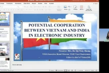 Do Thi Thuy Huong, miembro del Comité Ejecutivo de la Asociación de Industrias Electrónicas de Vietnam, habla en el evento. (Fotografía: VNA)