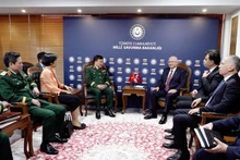El viceministro de Defensa vietnamita Hoang Xuan Chien se reúne con el ministro de Defensa turco, Yasar Guler. (Foto: VNA)