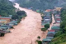 El rio Nam Mo, a su paso por la comuna de Muong Xen, mantiene un nivel de agua muy alto. (Foto: VNA)