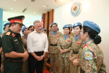El teniente general Hoang Xuan Chien, viceministro de Defensa de Vietnam, y el subsecretario general de Defensa de Australia, Hugh Jeffrey, conversan con las oficiales de la fuerza de mantenimiento de la paz del país indochino. (Foto: Nhan Dan)