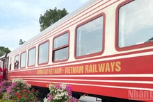 El modelo del tren “Flores del flamboyán rojo”. (Foto: Nhan Dan)