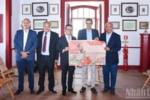 El compañero Le Quoc Minh entrega a dirigentes de Sesimbra el suplemento diseñado por Nhan Dan en ocasión del 80º aniversario del Día Nacional de Vietnam. (Foto: Nhan Dan)