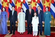 [Foto] Dirigentes de Vietnam ofrecen cena de gala al presidente cubano
