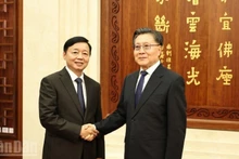 El vice primer ministro vietnamita Tran Hong Ha (izquierda) y el vicepresidente del Comité Permanente de la Asamblea Popular Nacional, Wang Dongming. (Fotografía: Nhan Dan)