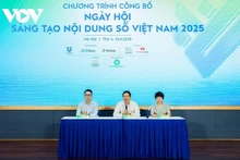 El director de la Autoridad de Radiodifusión, Televisión e Información Electrónica del Ministerio de Cultura, Deportes y Turismo, Le Quang Tu Do (centro), habla en el lanzamiento de Vietnam iContent 2025, el 10 de septiembre de 2025. (Foto: VOV)