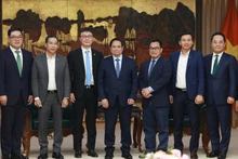 El primer ministro de Vietnam, Pham Minh Chinh (centro), y delegados en la cita. (Foto: VNA)