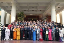 El secretario general del Partido Comunista de Vietnam, To Lam, se toma una foto con destacados residentes connacionales en el extranjero que asisten al programa "Primavera en la Patria" en 2025. (Fotografía: VNA)